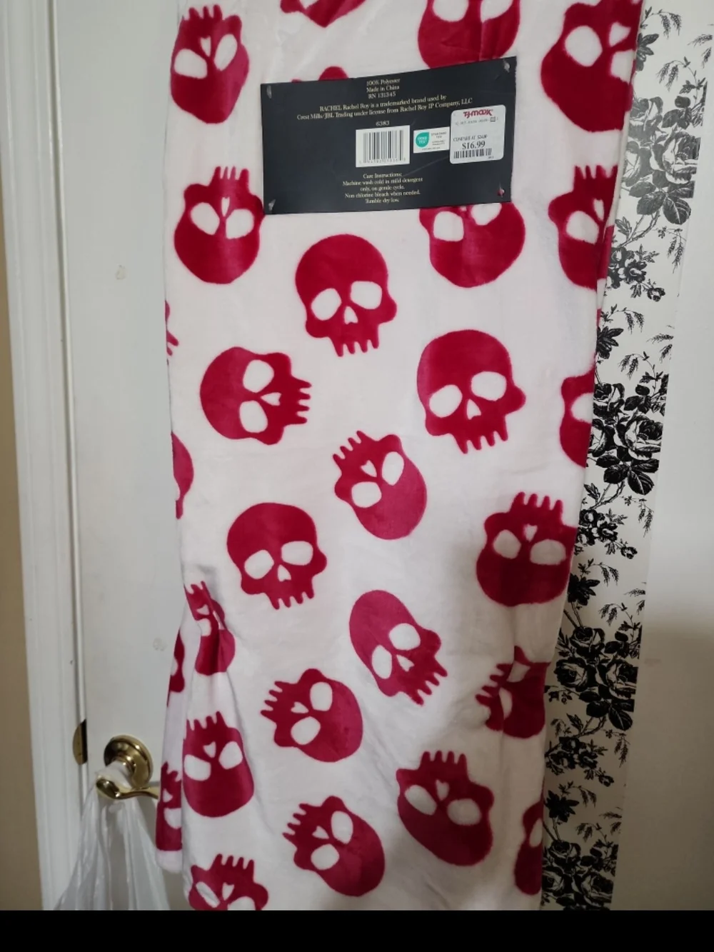 RACHEL Rachel Roy White Plush Pajama Throw with Hot Pink Skull Print